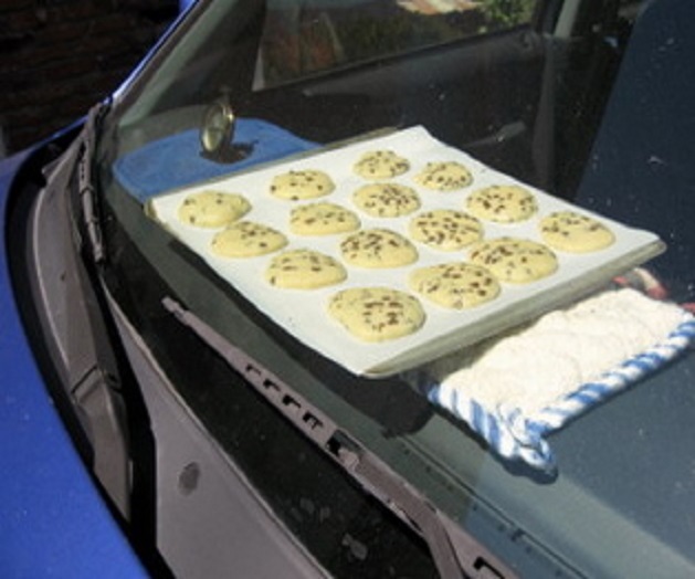 Biscotti cotti col sole in auto