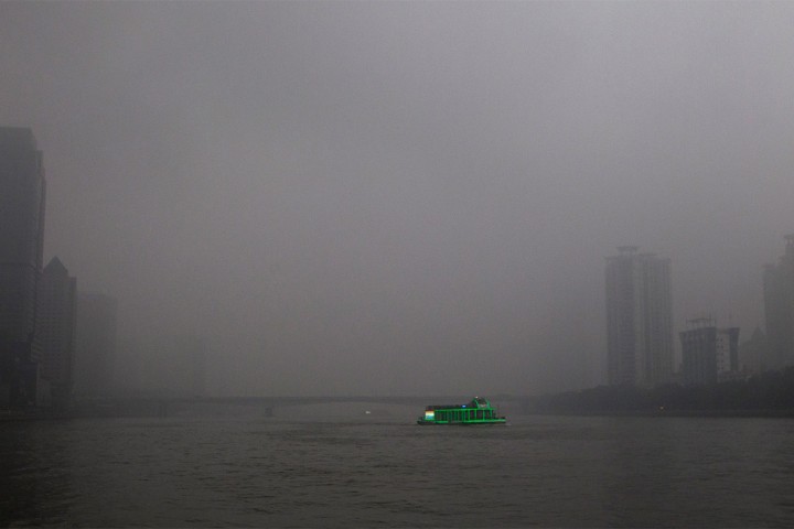 Un'impressionante immagine di una città cinese assediata dallo smog