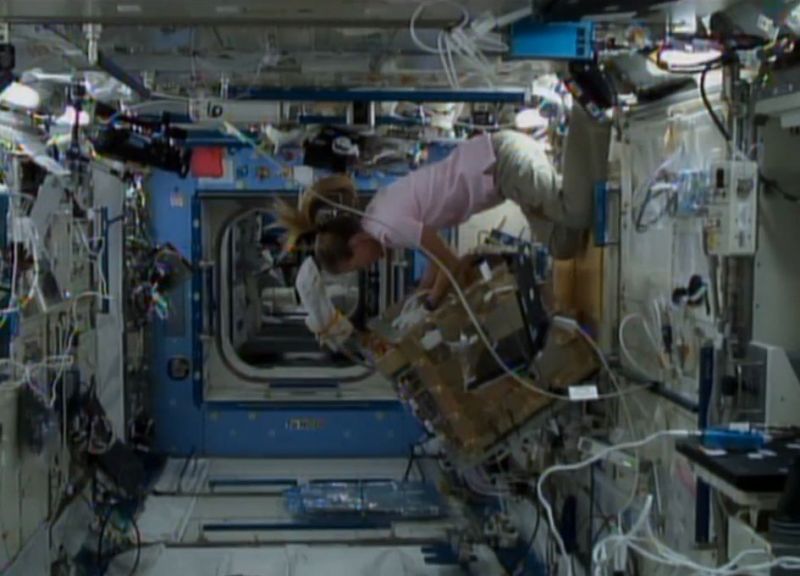 L'immagine ritrae un astronauta all'interno dell' ISS al lavoro con degli attrezzi per la realizzazione dell'esperimento ICE
